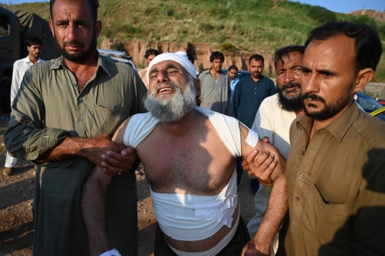 Pesawat Militer Pakistan Jatuh di Pemukiman Warga, 15 Orang Tewas