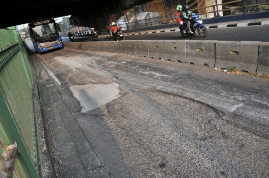 Jalur Transjakarta Rusak Ancam Keselamatan Penumpang