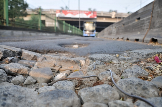 Jalur Transjakarta Rusak Ancam Keselamatan Penumpang