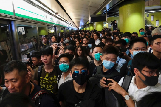 Aksi Pengunjuk Rasa Hong Kong Blokade Layanan Kereta