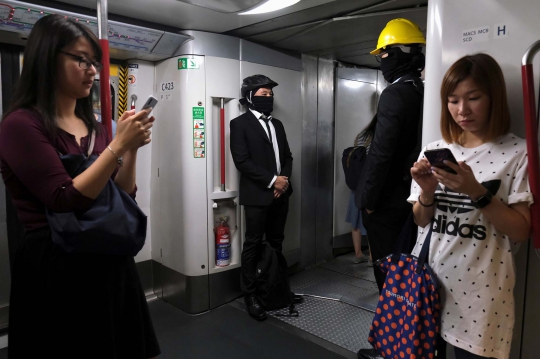 Aksi Pengunjuk Rasa Hong Kong Blokade Layanan Kereta