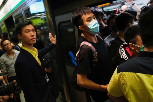 Aksi Pengunjuk Rasa Hong Kong Blokade Layanan Kereta