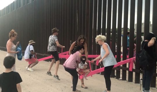 Saat Pagar Perbatasan AS-Meksiko Dipasangi Permainan Jungkat-Jungkit