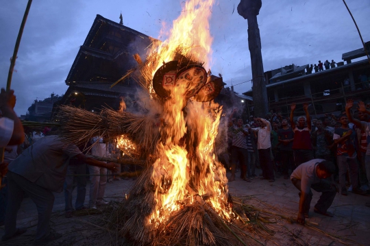 Ritual Membakar Setan di Festival Ghantakarna Nepal