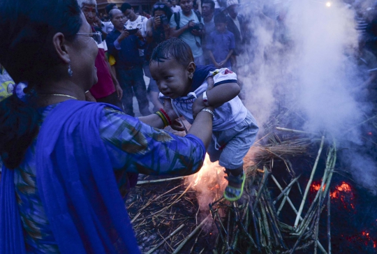Ritual Membakar Setan di Festival Ghantakarna Nepal