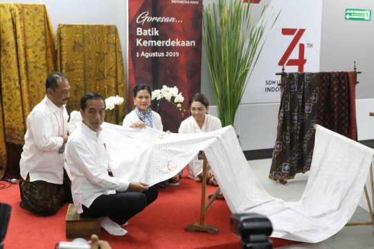 Kompaknya Jokowi dan Iriana Membatik di Stasiun MRT