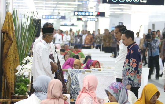 Kompaknya Jokowi dan Iriana Membatik di Stasiun MRT