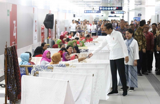 Kompaknya Jokowi dan Iriana Membatik di Stasiun MRT