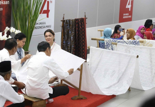 Kompaknya Jokowi dan Iriana Membatik di Stasiun MRT