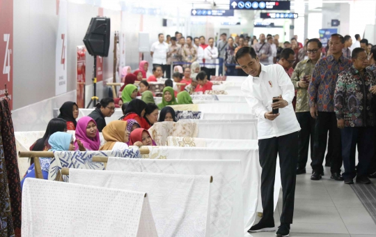 Kompaknya Jokowi dan Iriana Membatik di Stasiun MRT