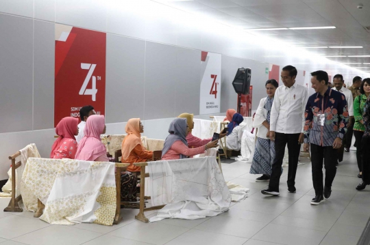 Kompaknya Jokowi dan Iriana Membatik di Stasiun MRT