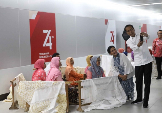 Kompaknya Jokowi dan Iriana Membatik di Stasiun MRT