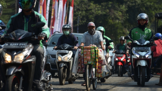 Ada Proyek Pelebaran Trotoar, Jalan Cikini Raya Macet Parah