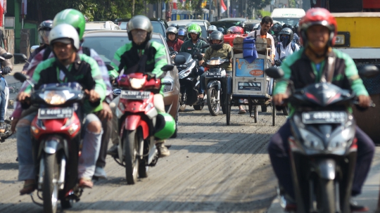 Ada Proyek Pelebaran Trotoar, Jalan Cikini Raya Macet Parah