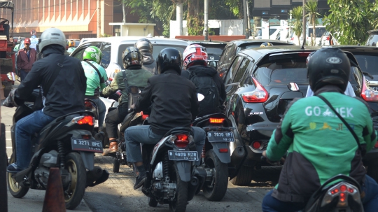 Ada Proyek Pelebaran Trotoar, Jalan Cikini Raya Macet Parah