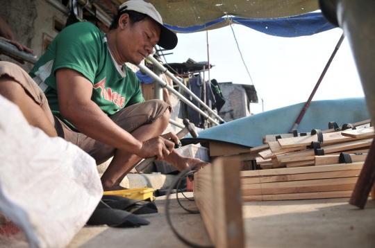 Berkah Pengrajin Bakiak Jelang Hari Kemerdekaan