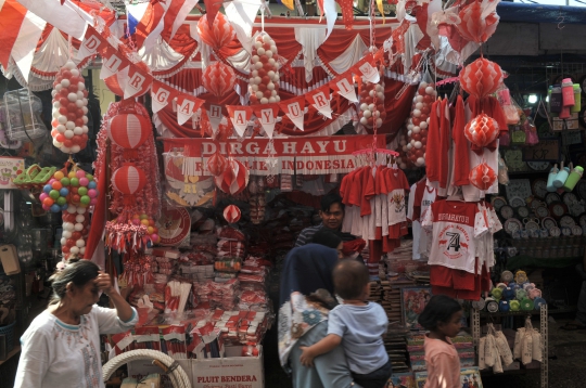 Pedagang Musiman Pernak-Pernik Hari Kemerdekaan Mulai Bermunculan di Ibu Kota