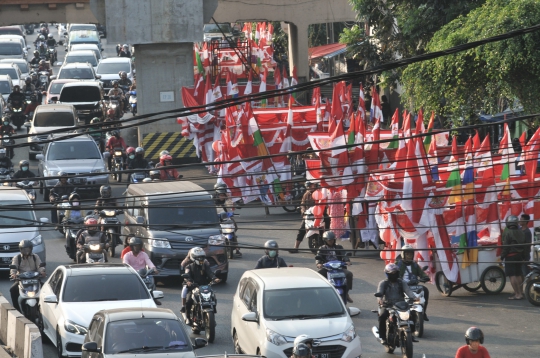 Pedagang Musiman Pernak-Pernik Hari Kemerdekaan Mulai Bermunculan di Ibu Kota