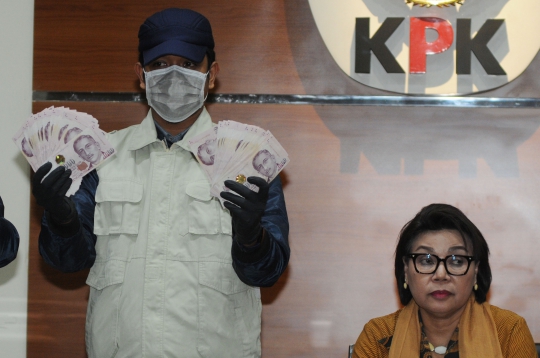 KPK Pamerkan Barang Bukti OTT Petinggi Angkasa Pura II