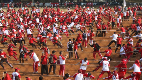 Lomba Tarik Tambang dan Balap Kelereng PNS Pecahkan Rekor MURI