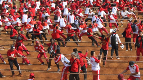 Lomba Tarik Tambang dan Balap Kelereng PNS Pecahkan Rekor MURI