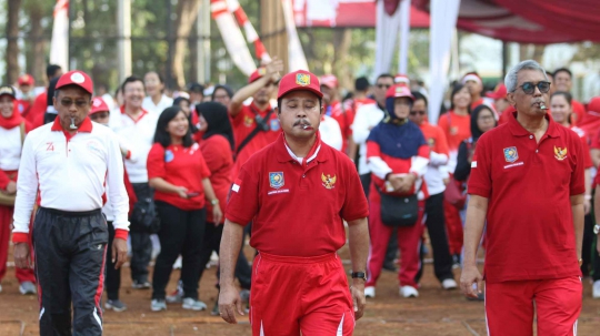 Lomba Tarik Tambang dan Balap Kelereng PNS Pecahkan Rekor MURI