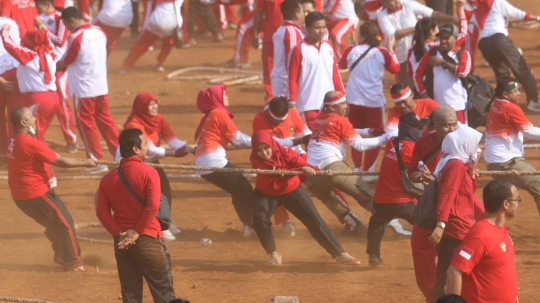 Lomba Tarik Tambang dan Balap Kelereng PNS Pecahkan Rekor MURI