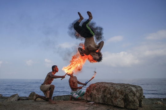 Musim Panas, Menyembur Api Jadi Permainan Favorit Pemuda Palestina