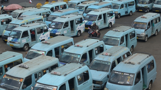 Tekan Polusi, Gubernur DKI Jakarta Batasi Usia Angkot di Atas 10 Tahun