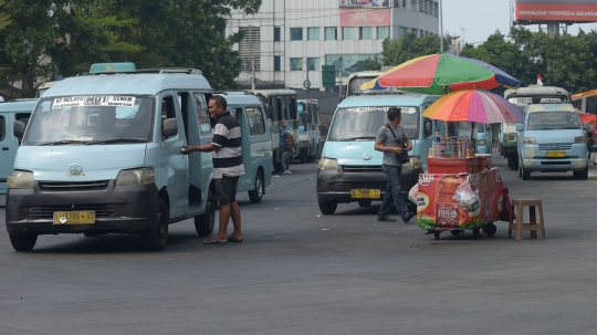 Tekan Polusi, Gubernur DKI Jakarta Batasi Usia Angkot di Atas 10 Tahun