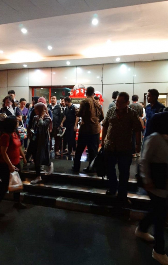 Kepanikan Warga Jakarta Diguncang Gempa