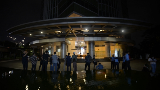 Momen Warga Jakarta Lari Berhamburan Saat Terjadi Gempa