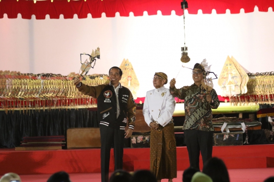 Presiden Jokowi Nonton Wayang Kulit di Istana