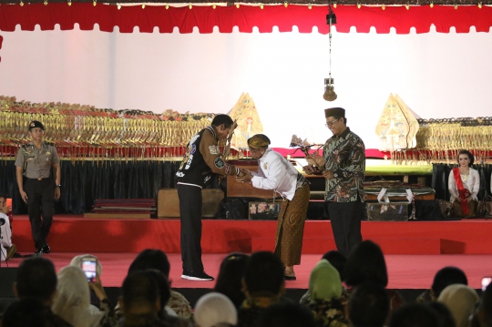 Presiden Jokowi Nonton Wayang Kulit di Istana