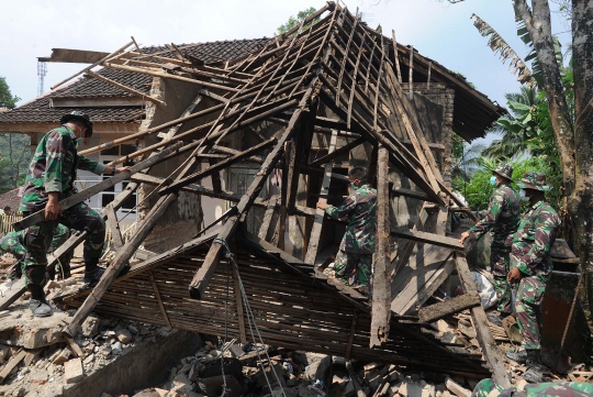 Aksi Prajurit TNI AD Bersihkan Puing Usai Gempa di Pandeglang