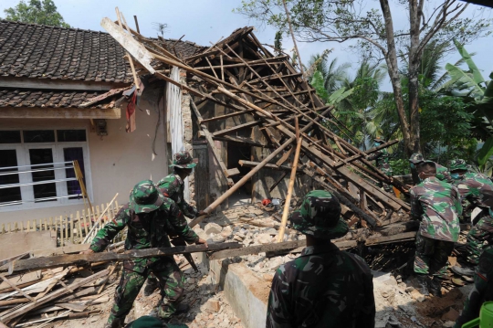 Aksi Prajurit TNI AD Bersihkan Puing Usai Gempa di Pandeglang
