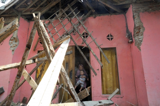 Potret Korban Gempa di Pandeglang dengan Kondisi Rumahnya yang Rusak