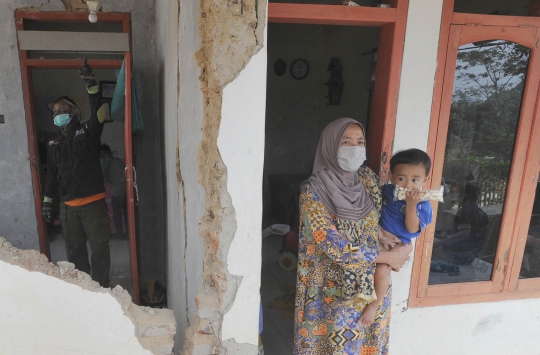 Potret Korban Gempa di Pandeglang dengan Kondisi Rumahnya yang Rusak