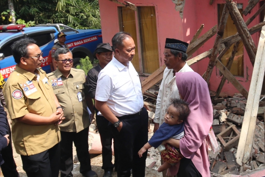 Mensos Kunjungi Korban Gempa di Banten