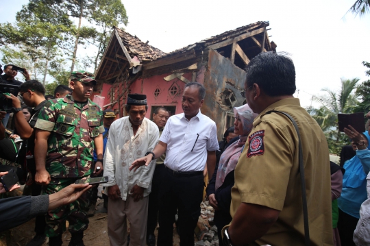 Mensos Kunjungi Korban Gempa di Banten