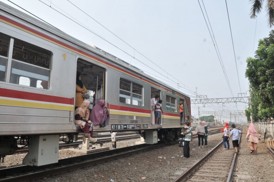 Listrik Mati, Penumpang KRL Terlantar