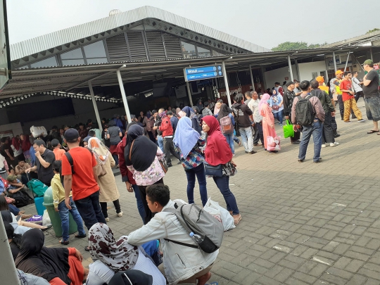 Gangguan Listrik, Calon Penumpang KRL Tertumpuk di Stasiun Bogor