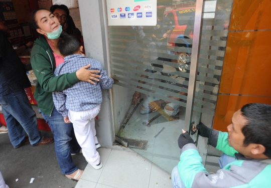 Aksi Penyelamatan Tangan Anak TK Terjepit Pintu ATM