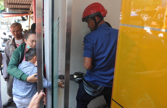 Aksi Penyelamatan Tangan Anak TK Terjepit Pintu ATM