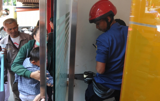 Aksi Penyelamatan Tangan Anak TK Terjepit Pintu ATM