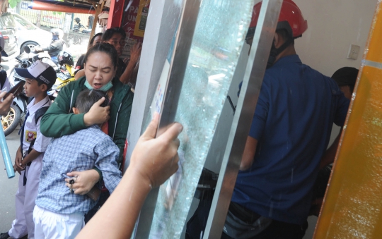 Aksi Penyelamatan Tangan Anak TK Terjepit Pintu ATM