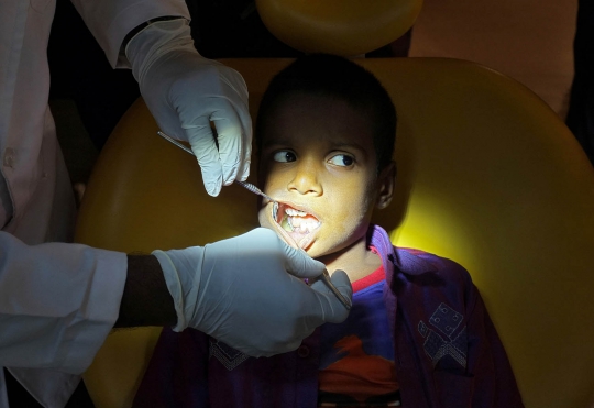 Bocah Tujuh Tahun di India Jalani Operasi Cabut 500 Gigi