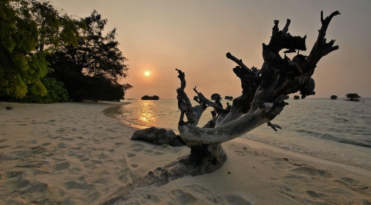 Menikmati Indahnya Matahari Terbenam di Pulau Pari