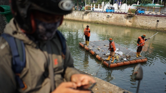 Pasukan Oranye Bersihkan Sampah Plastik di Kali Pasar Baru