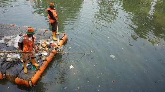 Pasukan Oranye Bersihkan Sampah Plastik di Kali Pasar Baru
